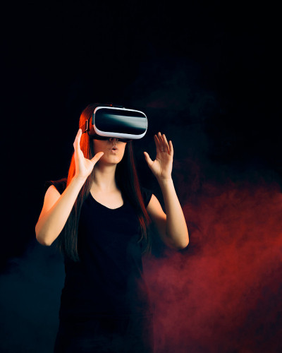 戴着VR眼镜的女性在虚拟增强现实体验中