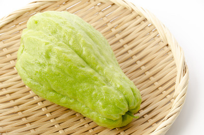 鲜茶在竹筛上白背景