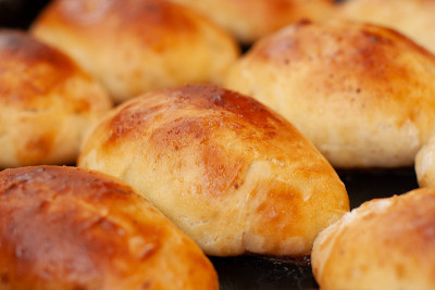 新鲜美味的自制蛋糕(pirozhki)