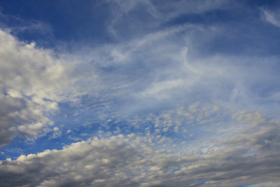 蓝色的天空背景。