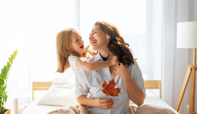 女孩和妈妈享受阳光明媚的早晨