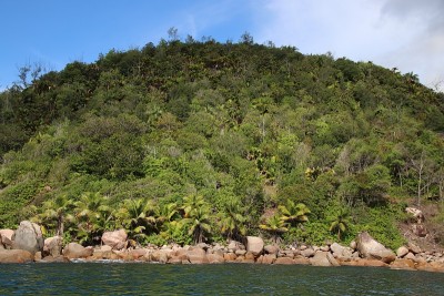 红色花岗岩岩石靠近海滩安塞拉齐奥，Praslin岛，塞舌尔，印度洋，非洲