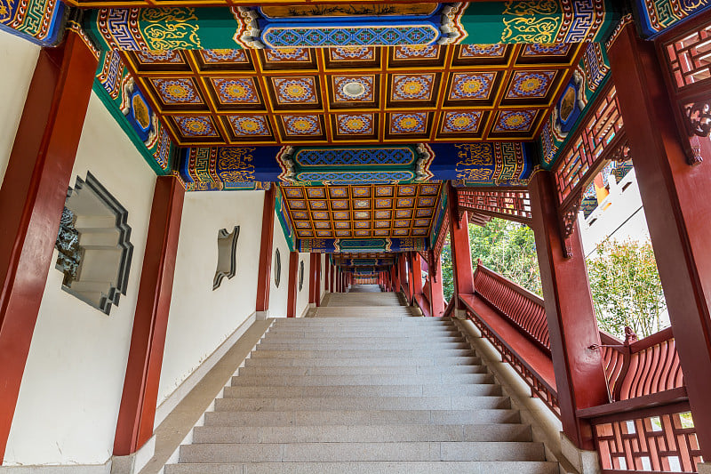 宝香寺走廊，普陀山中国传统皇家风格多彩的寺庙，舟山群岛，中国观音菩萨道场的著名景点