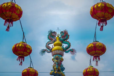 彩绘的中国龙像缠绕在柱子上。在中国公共寺庙中，寺庙柱周围雕刻着美丽的龙像。