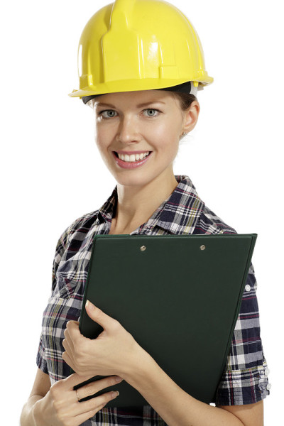 戴着头盔的年轻女建筑师