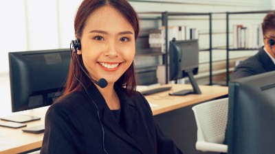 商务人员戴着耳机在办公室工作