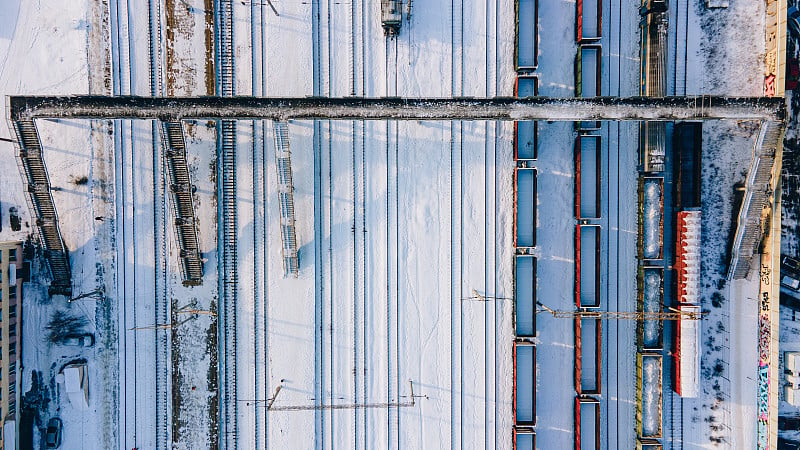 大雪覆盖的货运站鸟瞰图