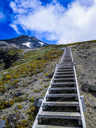 攀登新西兰新普利茅斯附近的塔拉纳基山