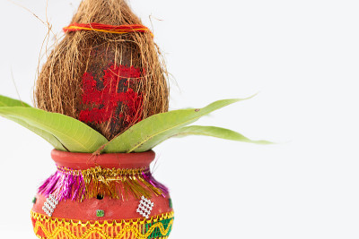 生态友好Terracotta Clay Pot Pooja Kalash装饰椰子，芒果叶用于Navr