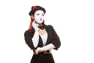 一个女性哑剧艺术家的肖像表演，孤立在白色背景上。象征沉思、深思、思考、冥想