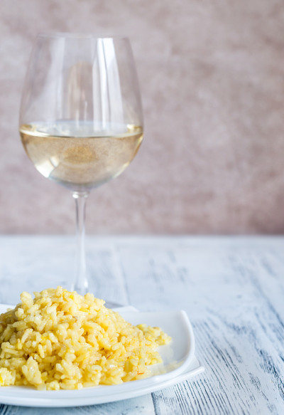 一份意大利调味饭配一杯白葡萄酒