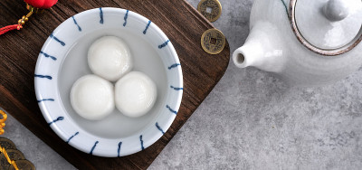 顶视图的大汤圆元宵在灰色的背景为农历新年的食物碗。
