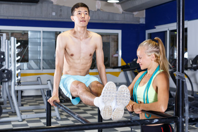 男人和教练做俯卧撑