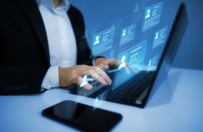人力资源(人力资源)技术。在线和现代技术简化人力资源系统。人力资源经理在网上查看简历，为他的公司挑选