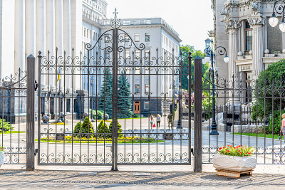 乌克兰基辅，乌克兰Verhovna Rada议会大楼为安全关闭大门，背景为bokeh