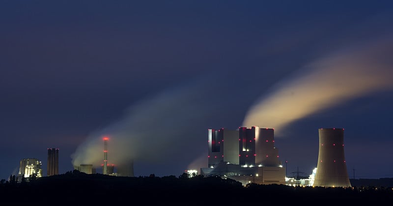 火力发电厂在夜间