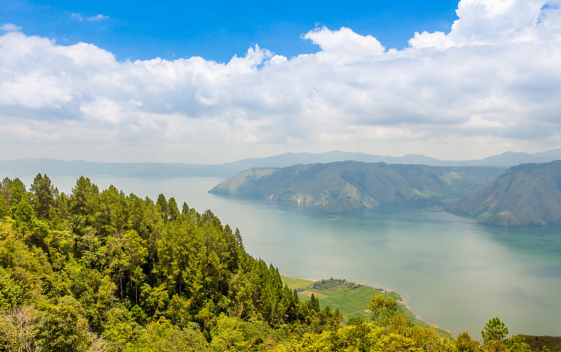 俯瞰世界上最大的火山口湖，印尼的多巴湖