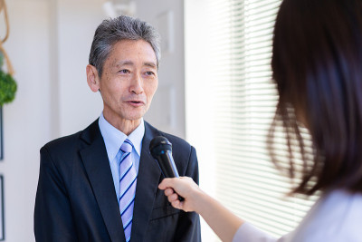 接受采访