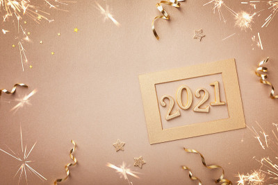 新年快乐卡片，上面有2021年的金色数字和圣诞装饰。