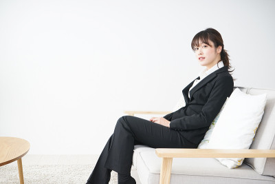 年轻女子在家里放松