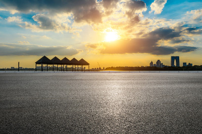 夕阳下的苏州，柏油路和美丽的城市天际线。