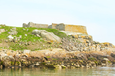 蓝天和阳光明媚的一天，Fort, Martello塔，Saint Begnet教堂在Dalkey岛，