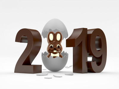 巧克力2019和复活节兔子在白色蛋壳