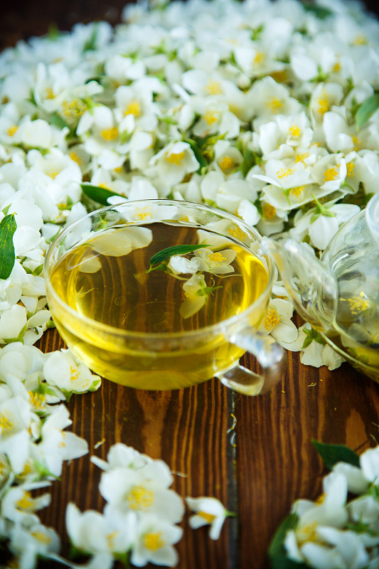 茉莉花茶装在玻璃茶壶里