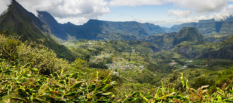 在萨拉兹马戏团的留尼旺岛山峰上的全景图