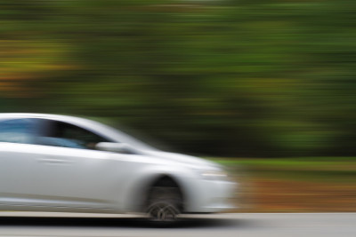 乡村公路上的白色汽车在模糊的运动