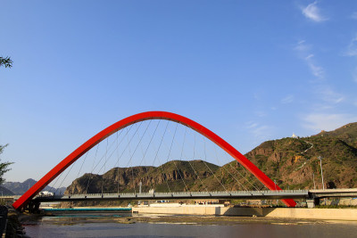 蓝天下的桥梁建筑景观