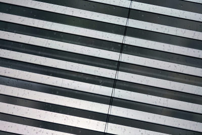办公室的窗帘。现代木制百叶窗。办公室会议室照明范围控制。