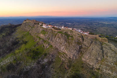 Marvao无人机鸟瞰图的历史村庄和Serra de Sao Mamede山日落，在葡萄牙