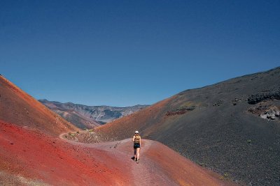 女孩徒步穿越Haleakalā国家公园
