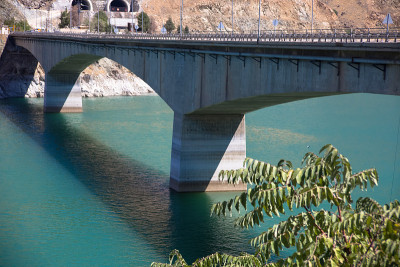 以拉齐格的哈扎尔湖(Elazığ)。伊拉齐格里海湖大桥