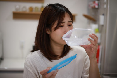 一个被储物箱气味折磨的女人