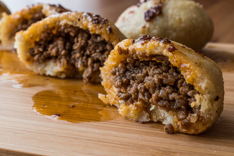 icli kofte / Boiled kibbeh / Quibe with butter sau