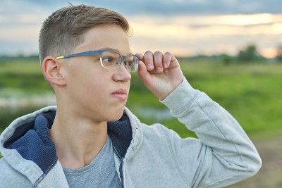 特写户外肖像的男孩14岁的眼镜