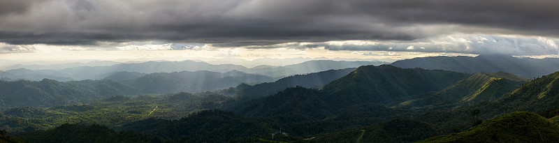全景式的山与风暴云和阳光雨前风暴，山景观