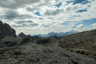 Oberbachernspitze -在意大利白云石的一个高和荒凉的山峰上的无尽的观点。