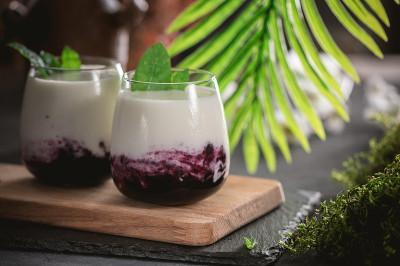 自制甜点意式奶冻配浆果酱和薄荷