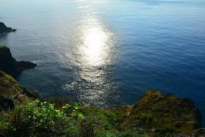 曲折的海岸线和日出的阳光