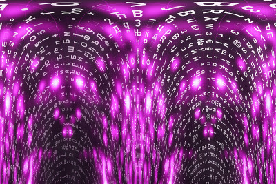 粉色矩阵数字背景。扭曲的网络空间的概念。人物倒了。来自符号流的矩阵。虚拟现实设计。复杂的算法数据黑客