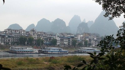 阳朔县在中国广西桂林加岩溶形成，建筑外观和漓江风景