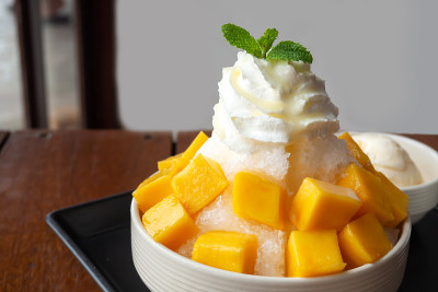 芒果切片刨冰甜点。韩式甜食。本地名称,Bingsu。