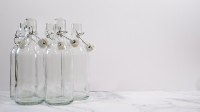 5个空的旋盖瓶准备装满自制果汁，康普茶，啤酒或其他液体