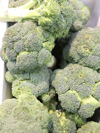 商店里的盒子里的卷心菜