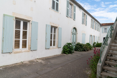 法国乡村Charentes maritime Re岛正宗的小鹅卵石街道