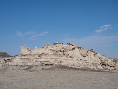 新墨西哥Bisti Badlands的侵蚀岩石与基座构造的露头