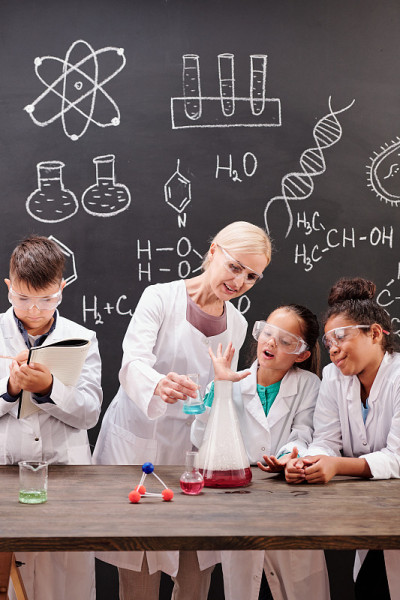 一组聪明的中学生观看化学实验